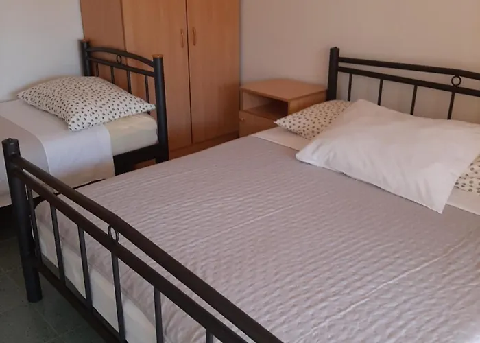 Marta * Стариград-Пакленица